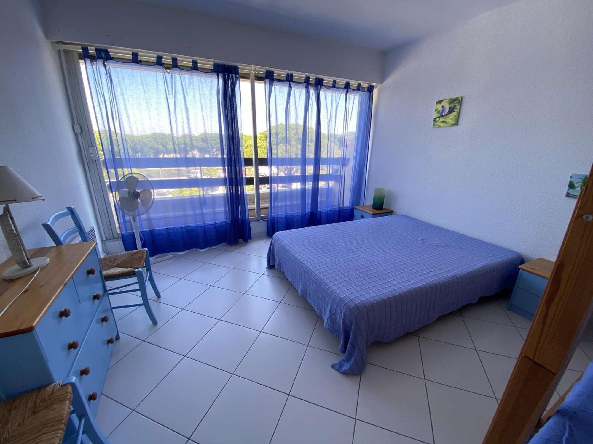 Apartamento 2 Pieces Avec Piscine Et Parking A Port Camargue - Fr-1-250-113